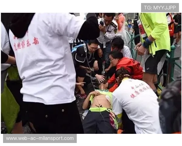 马拉松选手终点晕倒，队友公主抱救走